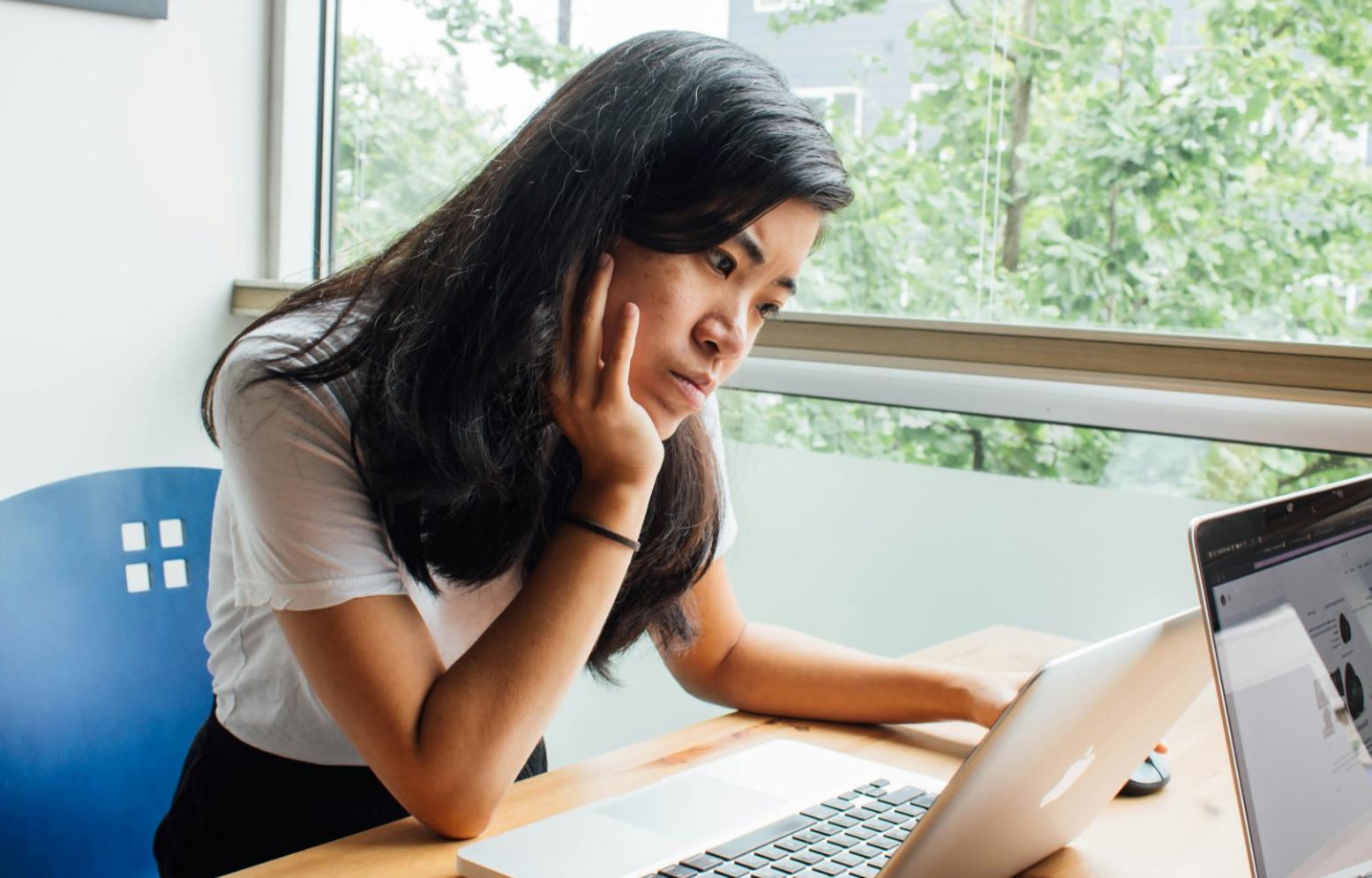 Équipe travaillant sur un projet collaboratif d'optimisation web